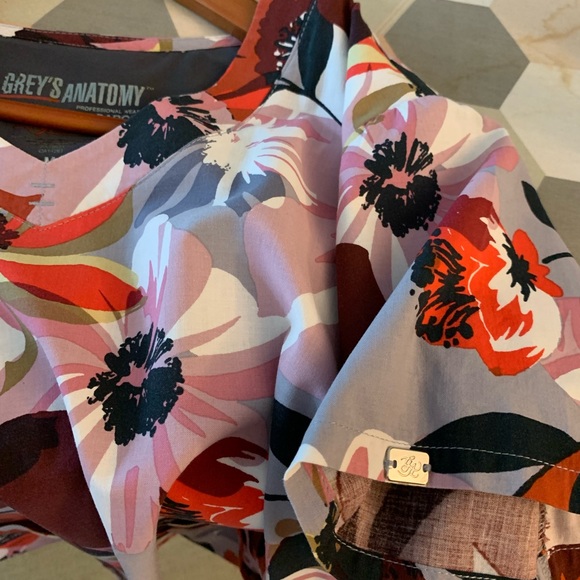 Inspire confidence with Grey’s anatomy vibrant nursing top M - Picture 7 of 8